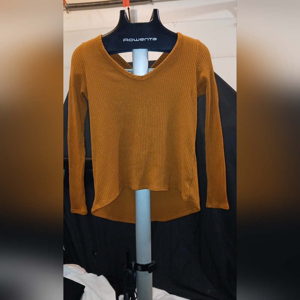 American Eagle Outfitters Ribbed V-Neck Top in Mustard